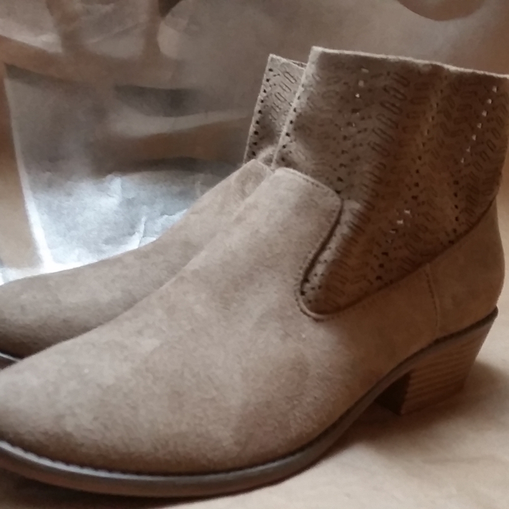 DV soft suede ankle boots new.